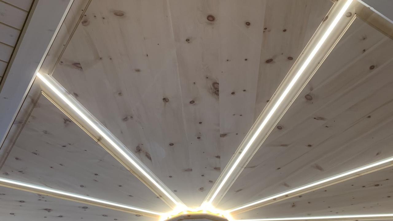 Arvendecke mit Beleuchtung